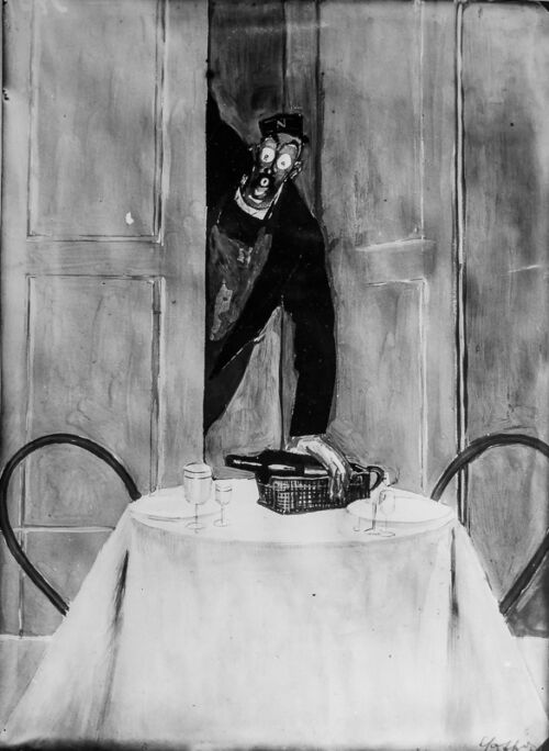 1929 - Un maître d’hôtel a dressé une table pour deux couverts. Avec espièglerie et conviction
