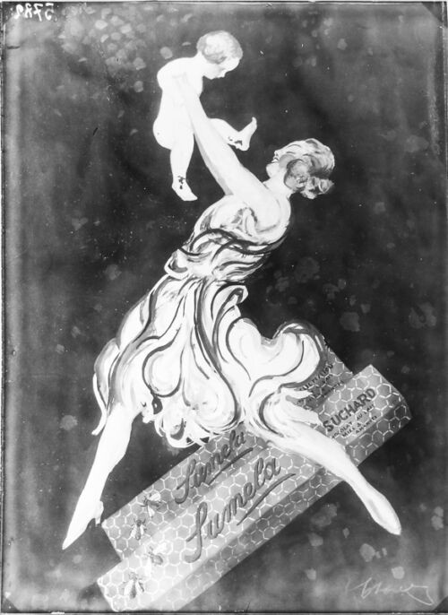 1929 - Une femme enjambe une boîte de chocolat. Elle regarde son bébé tenu à bout de bras