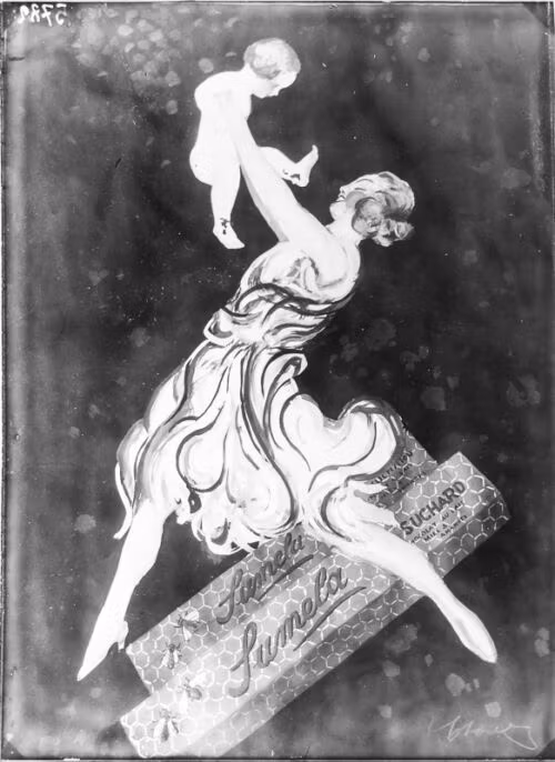 1929 - Une femme enjambe une boîte de chocolat. Elle regarde son bébé tenu à bout de bras