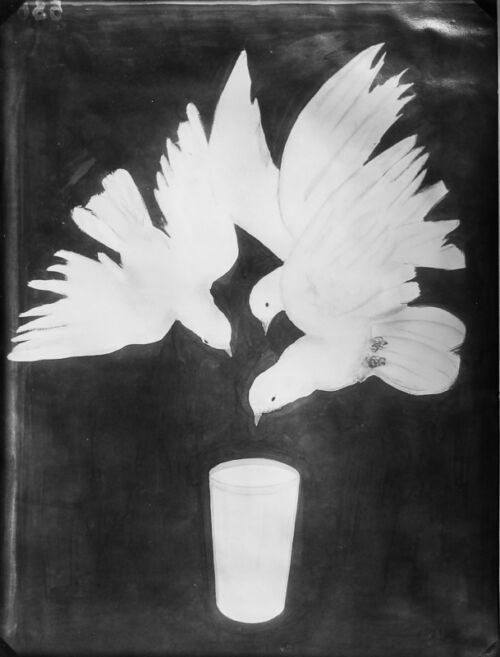 1931 - Des colombes volent vers un verre d'eau pure