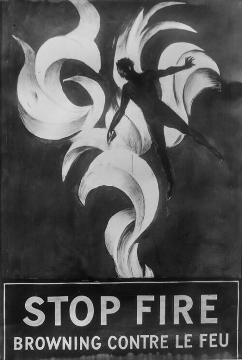 1924 - Un homme habillé en noir est au centre d'une immense flamme. Il actionne contre elle un extincteur et ne semble prendre aucun risque dans ce brasier.