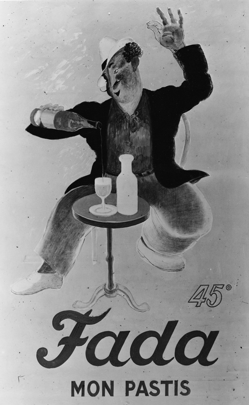 1930 Ca. - Une sorte de personnage de Pagnol se sert un verre sur une table de café. On se croirait sur le Vieux Port à Marseille. Avec sa main gauche levée