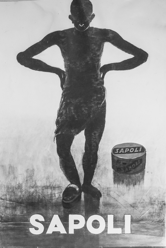 1933 - Le Mahatma Gandhi est chaussé de patins pour appliquer de la cire sur un parquet.