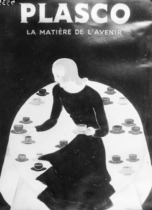 1932 - Une femme blonde habillée tout en noir