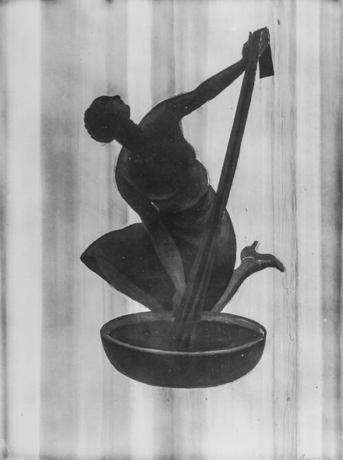 1930 - Une femme sort d'une bassine un tissu en cours de teinture. L'ensemble est noir sur un fond à bandes multicolores horizontales.