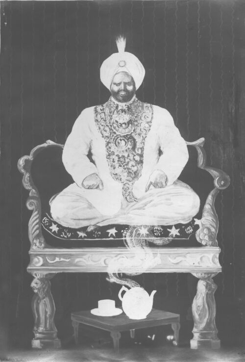 1910 ca - Un maharadja assis sur un divan