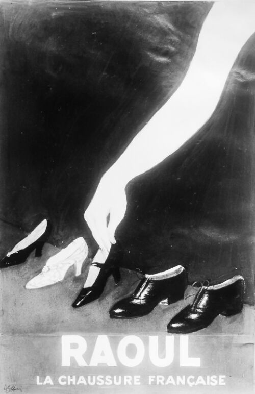 1933 - Un bras installe des chaussures dans une vitrine.