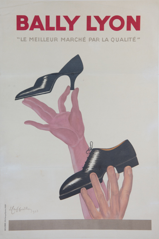 de l'autre une chaussure de femme .