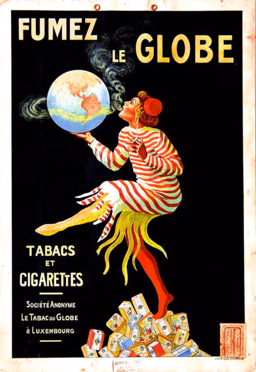 1913 ca. - 1913225Z0 et 1913225Z1 : Une femme habillée de façon excentrique esquisse un pas de danse sur une montagne de paquets de tabac. Elle fume une cigarette et souffle la fumée sur un globe terrestre.
