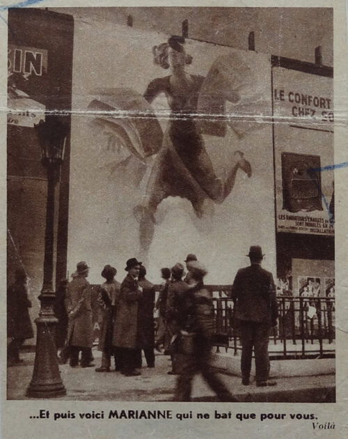 1932 - Une femme vêtue d'une robe bleue de France et d'un chapeau rouge