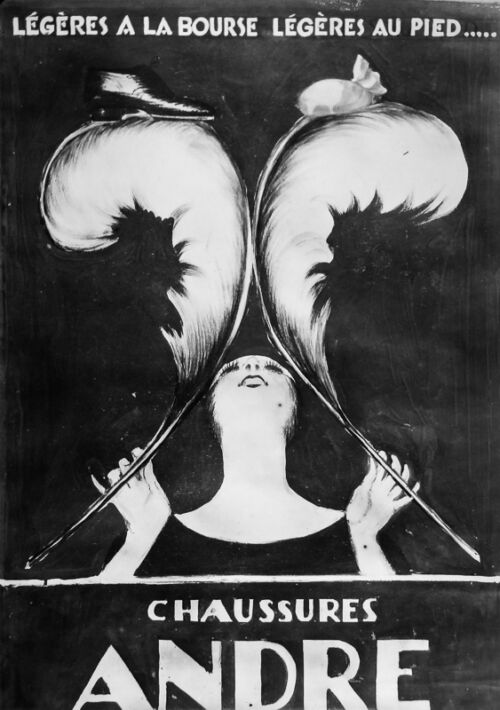 1927 - Une femme tient une plume d'autruche dans chaque main.  Une chaussure est posée sur chaque plume montrant la légèreté de l'article et de son prix. La photo en noir et blanc montre la solution retenue pour l'esquisse. Dans le carré inférieur se trouve une étude pour Smelco 1927031M0 - Leonetto Cappiello