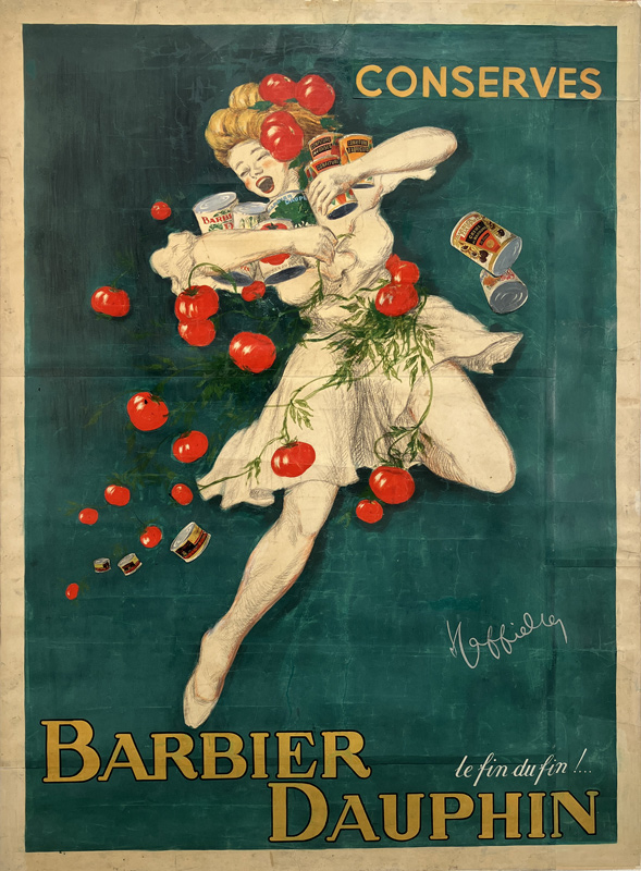 Entourée de branches de tomates, une femme serre dans ses bras plusieurs boîtes de conserve de ce fruit.